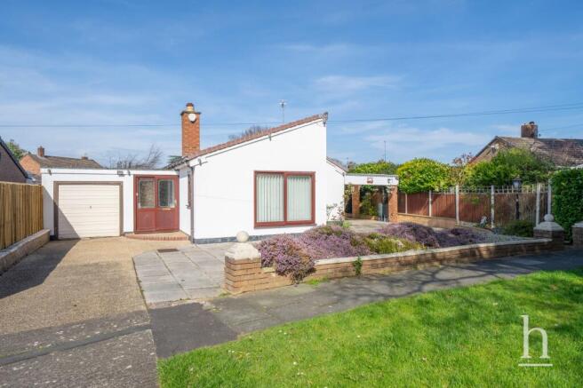 3 bed property, in Oakridge Road, £350,000
