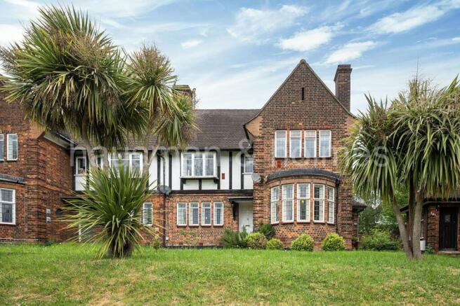 2 bed property, in Lyttelton Road N2, £600,000