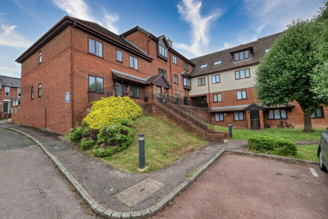 1 bed property, in Totteridge Avenue, £175,000