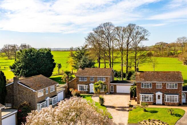 4 bed property, in Hall Close, £700,000