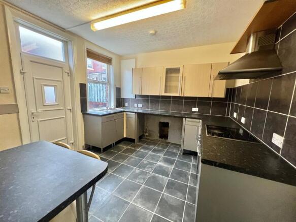 2 bed property, in Lawrence Road, £150,000