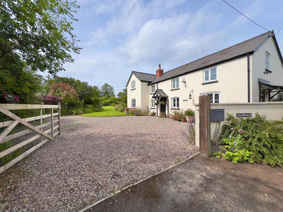 5 bed property, in Allensmore, £700,000