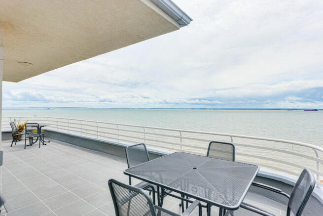 2 bed property, in Seaforth Road, £650,000