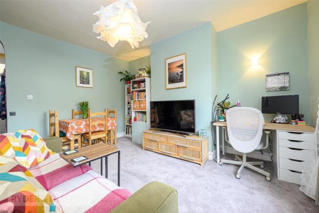 2 bed property, in Milton Place, £135,000
