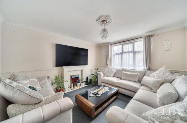 3 bed property, in Woodward Road, £400,000