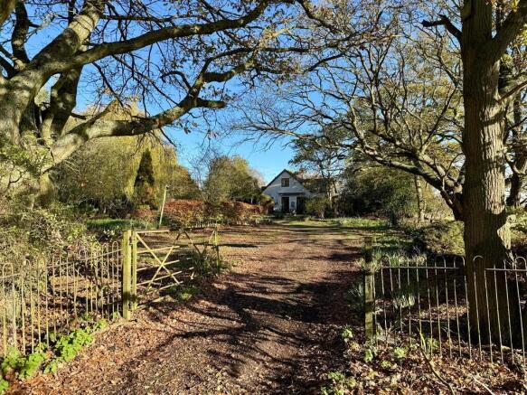 4 bed property, in Loamy Hill Road, £900,000