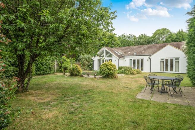 4 bed property, in Nash Grove Lane, £850,000