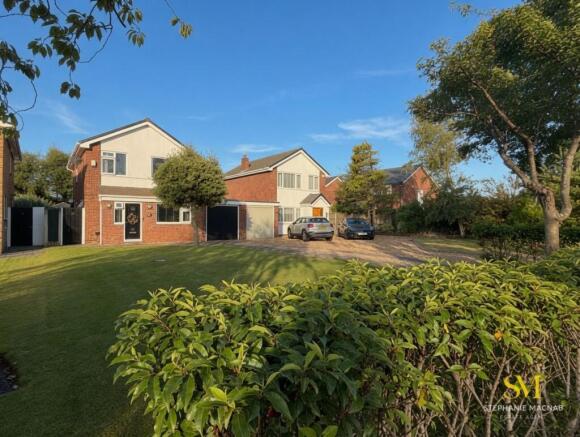 3 bed property, in Holmwood Close, £400,000