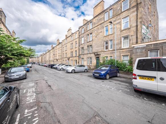 1 bed property, in 19/8 Wardlaw Street, £140,000