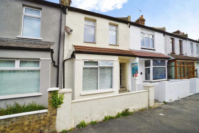 2 bed property, in Northumberland Avenue, £190,000