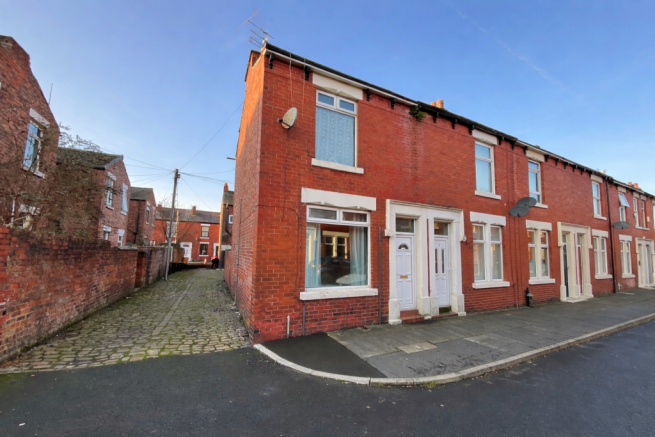2 bed property, in Tomlinson Road, £100,000