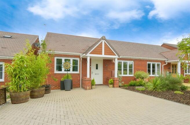 2 bed property, in Cozens Grove, £280,000