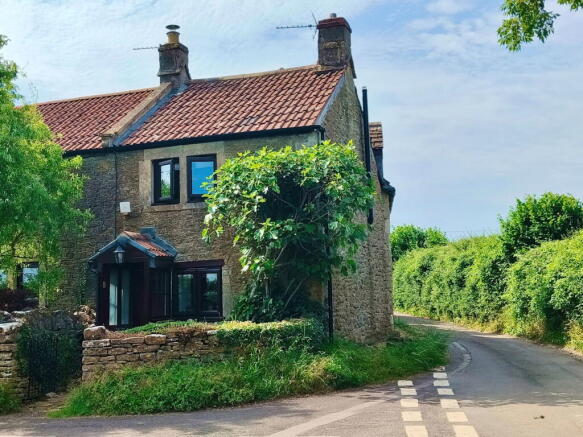 3 bed property, in Lower Wadswick, £450,000