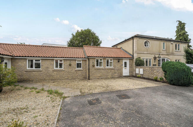 2 bed property, in Vallis Road, £200,000