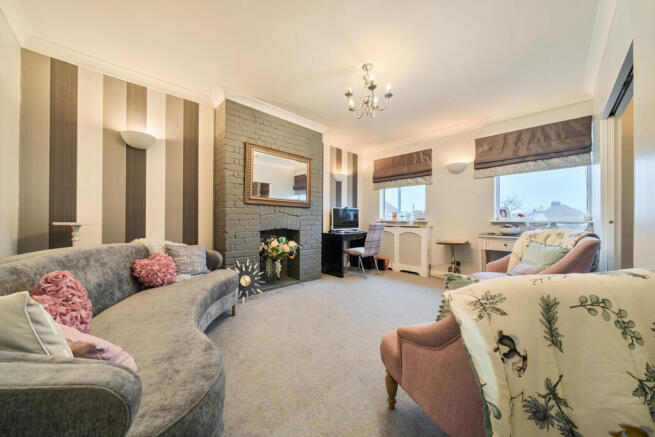 3 bed property, in Long Lane, £250,000