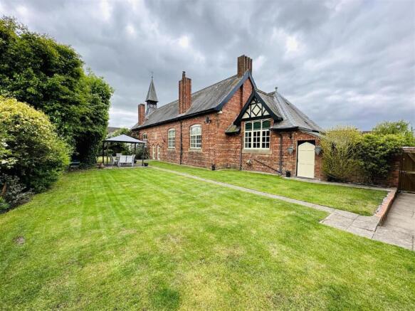 4 bed property, in High Street, £600,000