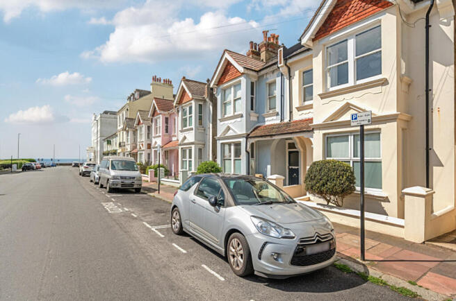 1 bed property, in Arundel Road, £280,000