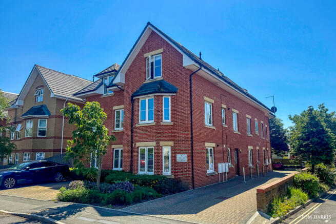 2 bed property, in Cambridge House, £200,000