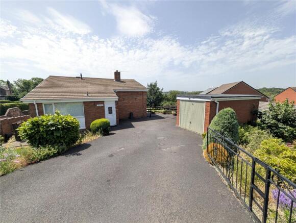 3 bed property, in Upper Pool Hill, £300,000