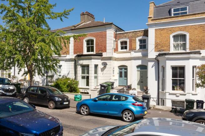 2 bed property, in Camden Hill Road, £350,000