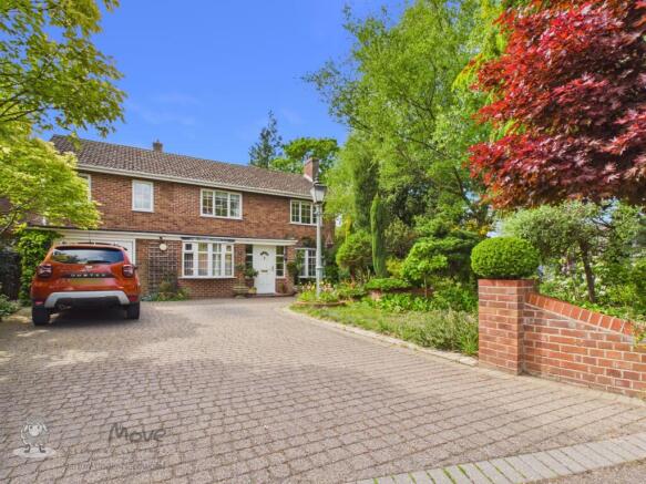 5 bed property, in Meadow Rise, £599,995