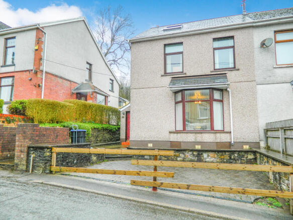 3 bed property, in Park Hill, £190,000