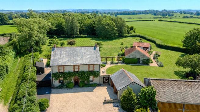 5 bed property, in Hambridge, £770,000