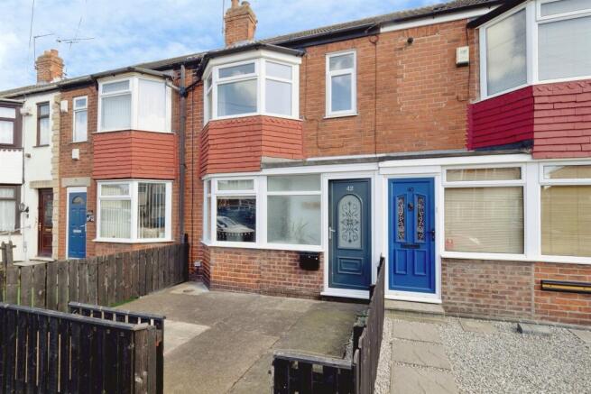 2 bed property, in Lamorna Avenue, £90,000