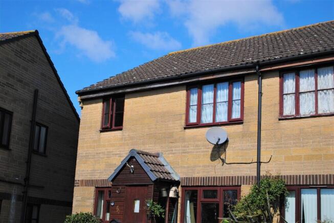 2 bed property, in Station Road, £115,000
