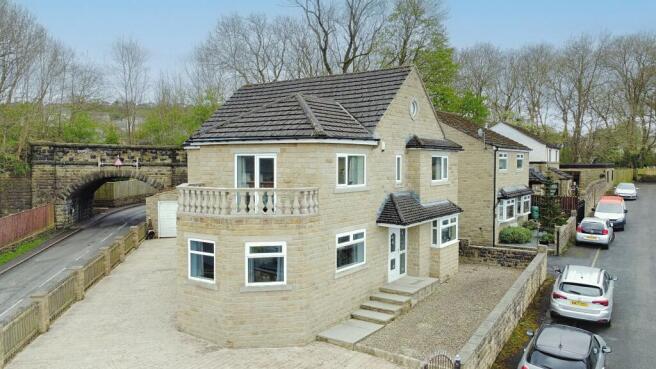 4 bed property, in Windhill Old Road Thackley, £395,000