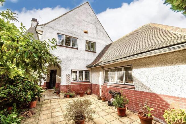 5 bed property, in Thorncliffe Road, £500,000