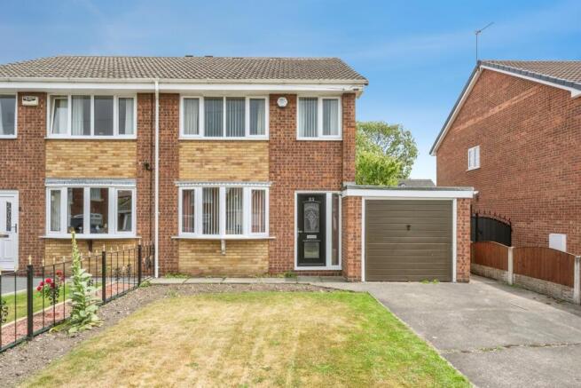 3 bed property, in Lock Lane, £200,000