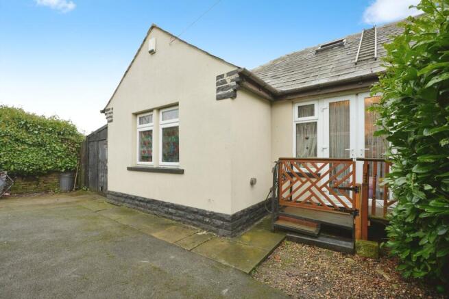 3 bed property, in Cooper Lane, £180,000