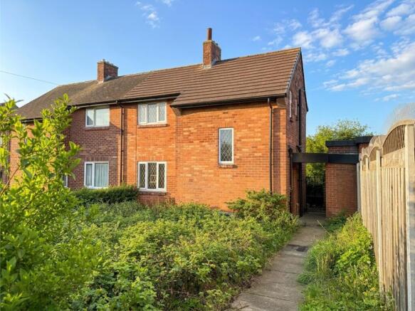 2 bed property, in Cow Heys, £120,000