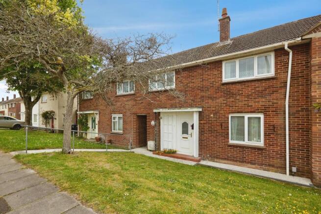 3 bed property, in Bishopdown Road, £230,000