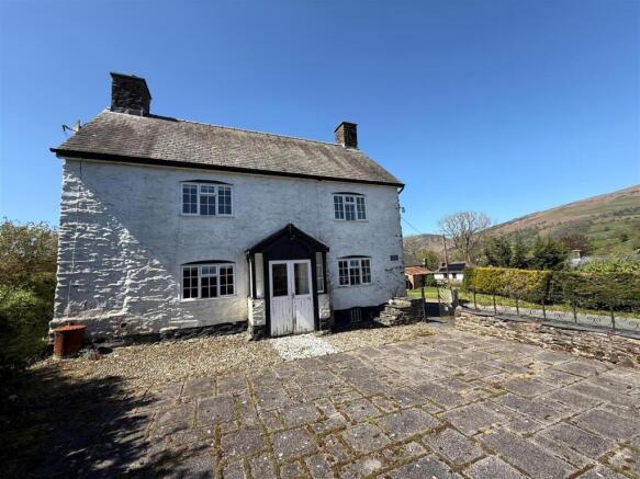 4 bed property, in Penybontfawr, £390,000
