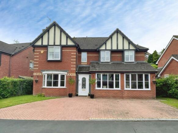 5 bed property, in Cheddleton Park Avenue, £475,000