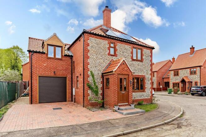3 bed property, in Beechlands Park, £425,000