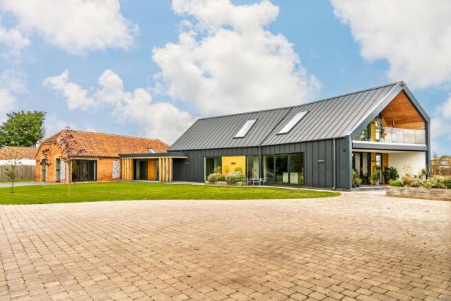 4 bed property, in Discover your dream home this Christmas at Orchard Barn..., £1,200,000