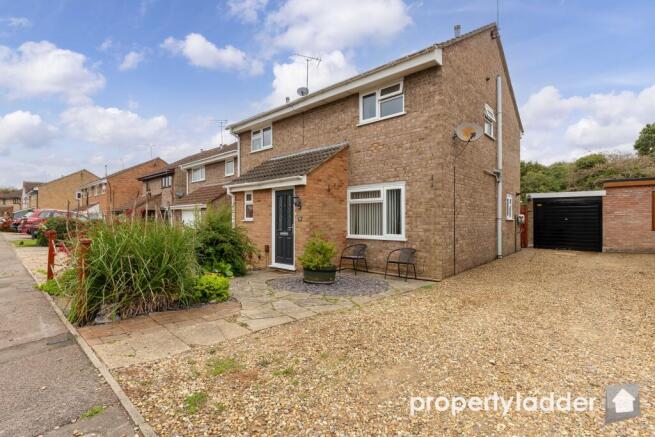 2 bed property, in Chestnut Avenue, £220,000