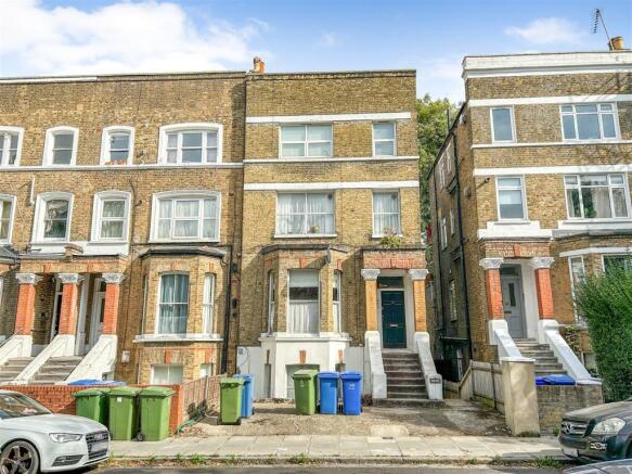 1 bed property, in Gautrey Road, £300,000