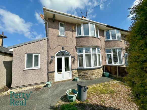 4 bed property, in Castle Road, £200,000