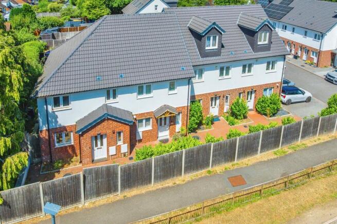 2 bed property, in Savoy Close, £390,000