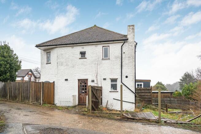 2 bed property, in Cromwell Road, £160,000