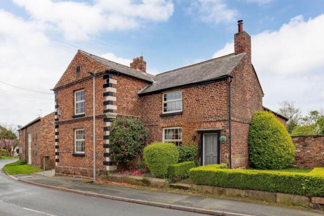 7 bed property, in Ince Lane, £695,000