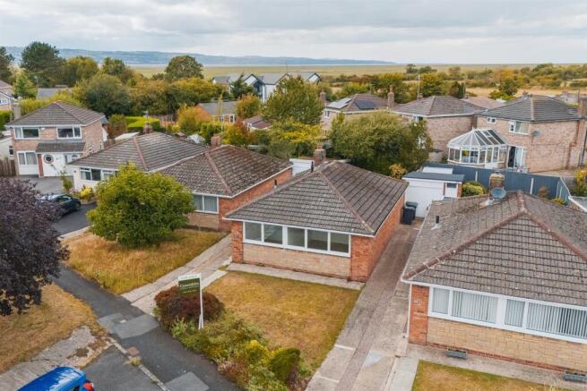 2 bed property, in Warwick Close, £215,000