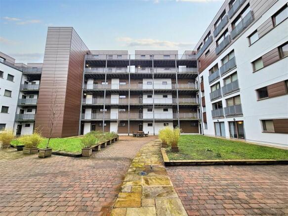 2 bed property, in Isaac Way, £150,000