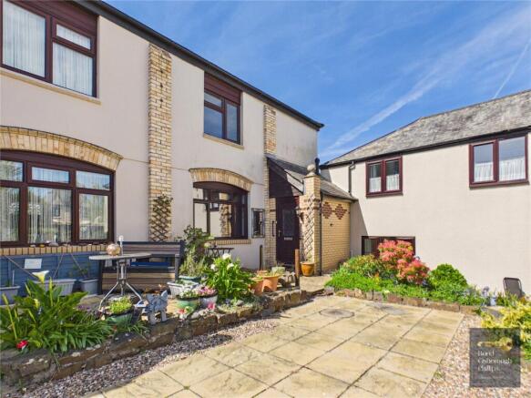 2 bed property, in Glove Court, £250,000