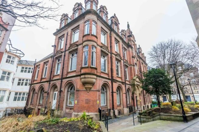 1 bed property, in Amen Corner, £98,000