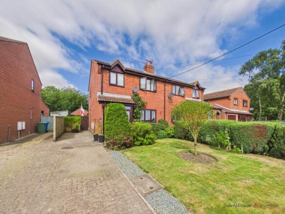 3 bed property, in Eastfield Close, £200,000